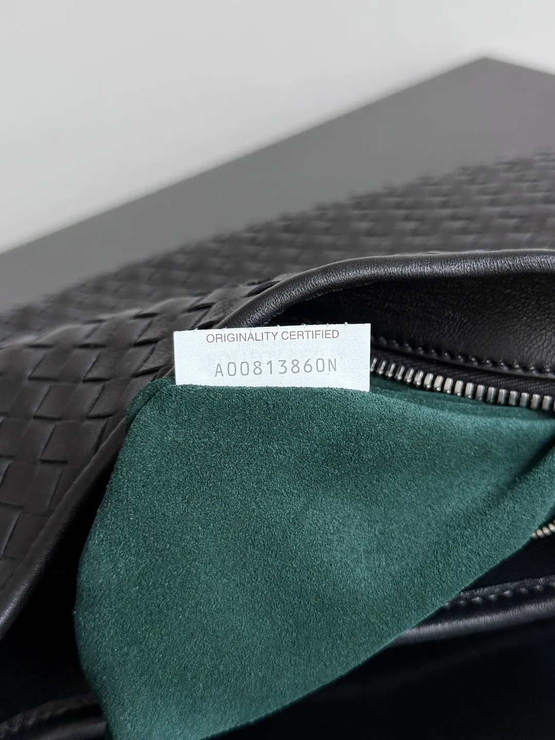 Batch 2480 BOTTEGA VENETA 2025 new men's medium Veneto crossbody bag is made of lambskin, elegantly extends to the strap, fits perfectly on the upper body, and the light and neat shape is suitable for all your choices for business, travel or daily life. Top zipper, interior two compartments, extra-large capacity. The classic Veneta shape has been redesigned and turned into a bag that can be worn cross-body, simple yet stylish. Although it is designed as a men’s bag, it is also very suitable for girls to carry! The back is so handsome🕶! More aura ~ The shoulder straps are reasonably designed, making it comfortable and stylish to carry cross-body. The bag has a practical capacity and can easily fit your daily needs~ Whether it is paired with casual wear for going out on the street or with formal wear for commuting, put it on and your fashion sense will rise in a straight line📈! Style number: 826877 Size: 38*24*2cm